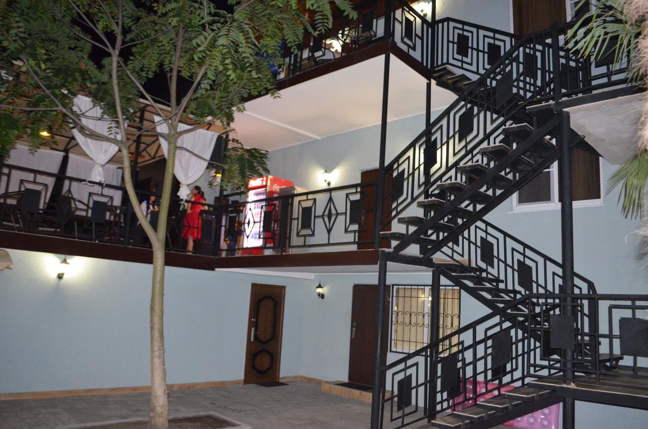 Hotel Capri Soukhoumi Extérieur photo